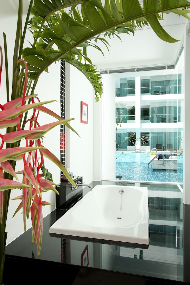 Deluxe Room, Bathtub, Pool View - Photo 6
