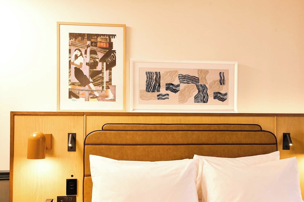 Room, 1 Queen Bed (Swanky Queen) - Photo 9