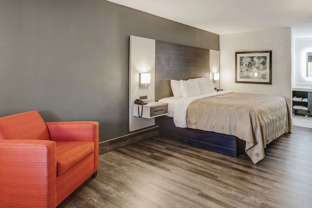 Standard Room, 1 King Bed, Non Smoking - Photo 3