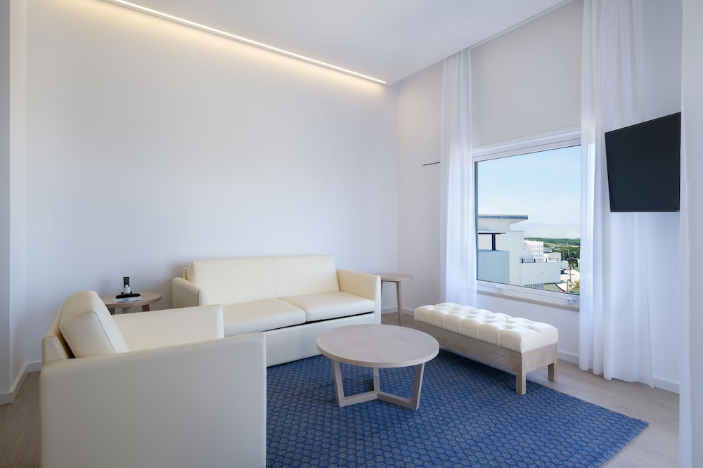 Available room thumbnail 6