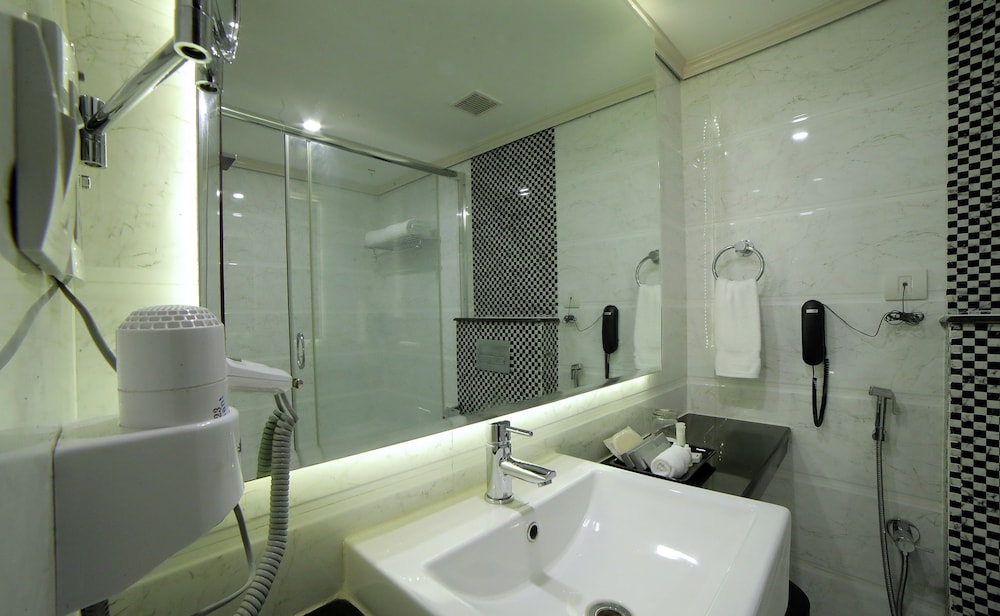 Deluxe Suite, 1 King Bed, City View photo 2