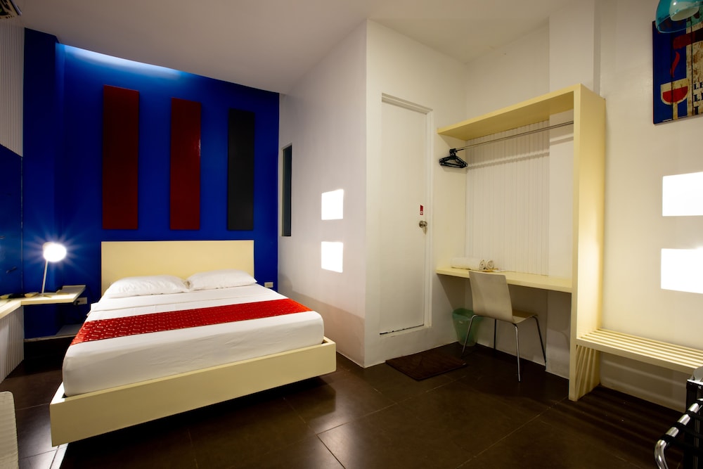 Standard Queen Room - Photo 8