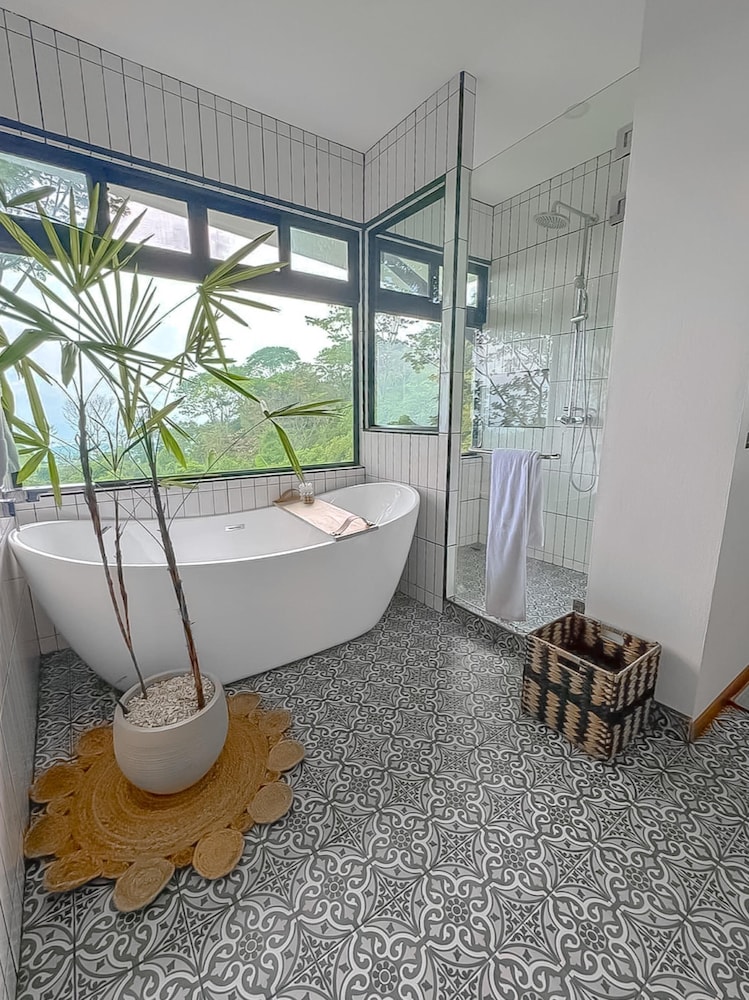 Luxury House, Sea View, Mountainside photo 3