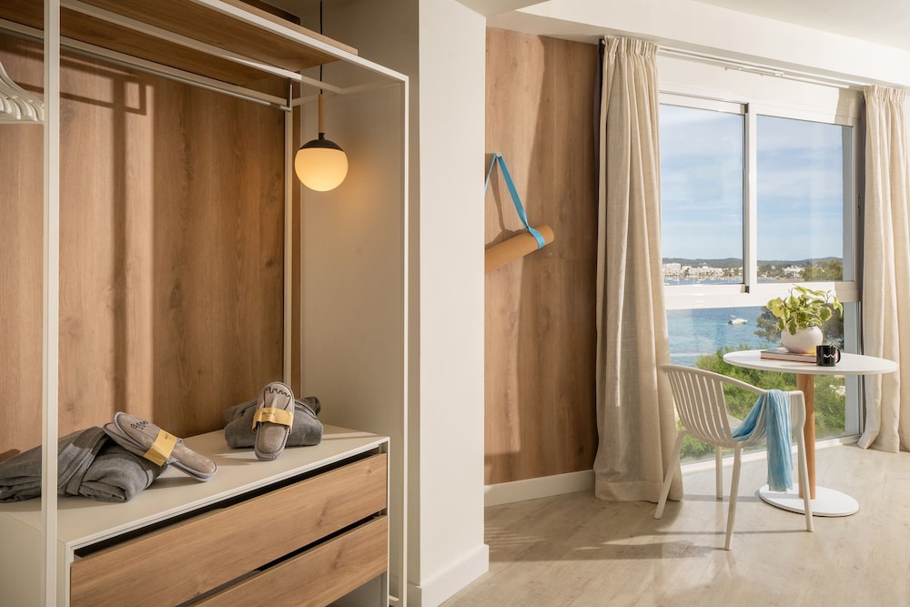 The Studio, Frontal Sea View - Photo 2