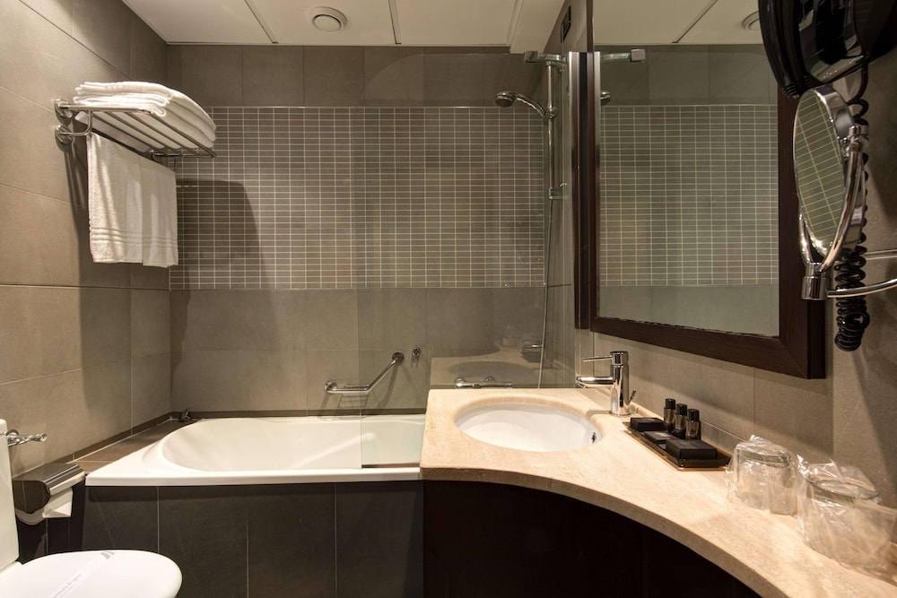 Standard Room, Multiple Beds - Photo 8