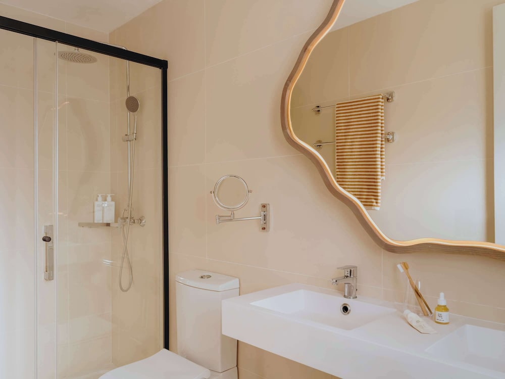 Platinum Suite, 1 King Bed and 1 Queen Sofa Bed, Walking closet, Frontal Sea View photo 3