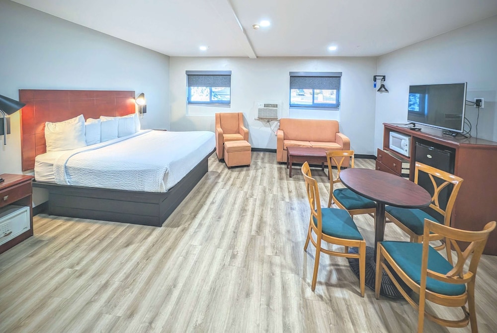 Studio Suite, 1 King Bed, Non Smoking photo 2