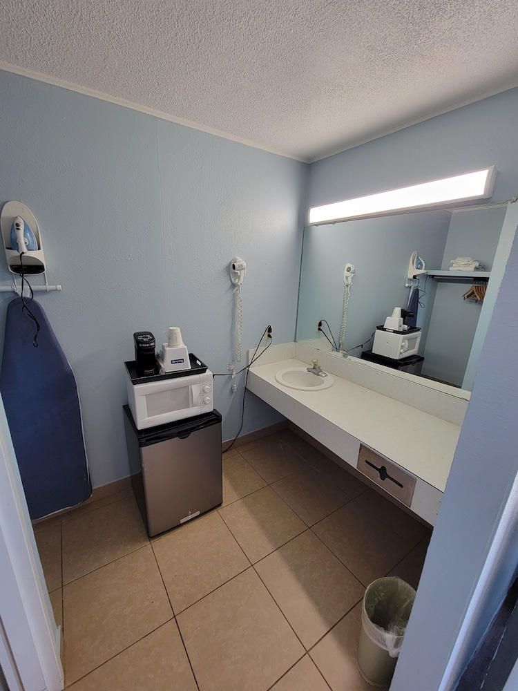 Room, Multiple Beds, Non Smoking - Photo 10