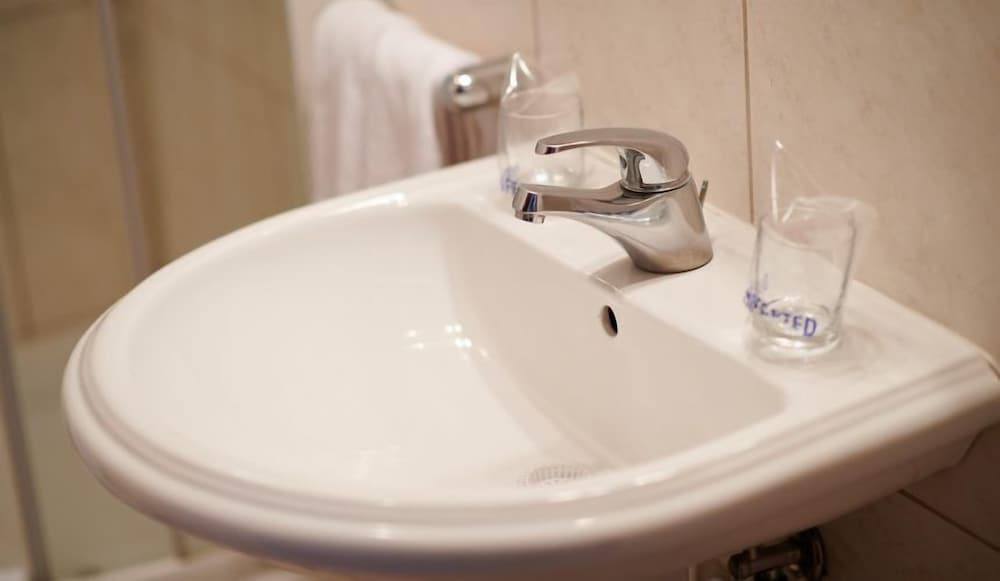 Standard Double or Twin Room - Photo 7