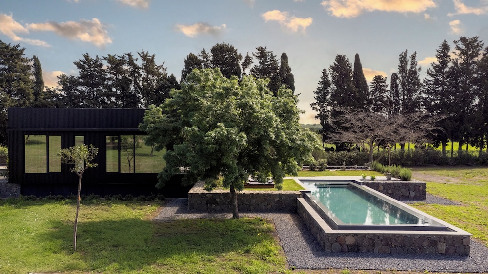 Luxury Cottage, Patio, Pool View