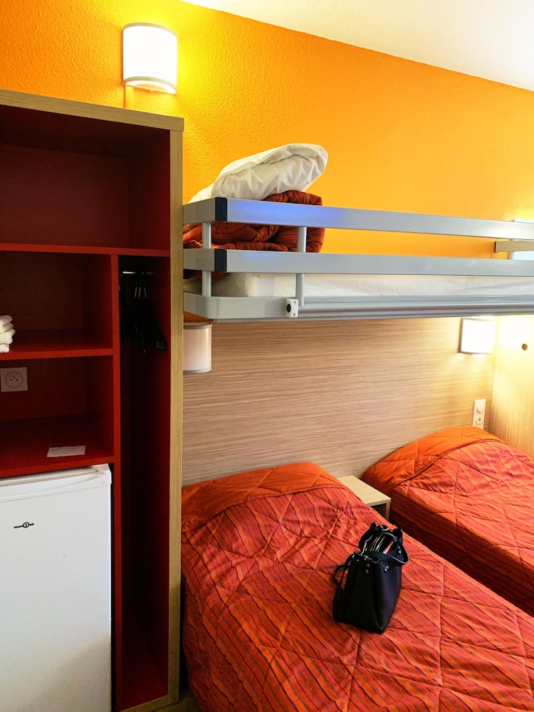 Standard Room, 3 Twin Beds (Shared Bathroom) photo 1