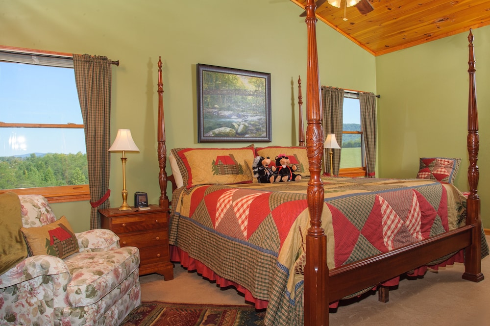 Blackberry Springs (Whirlpool Tub, Fireplace, Separate Living Room, with Balcony)
