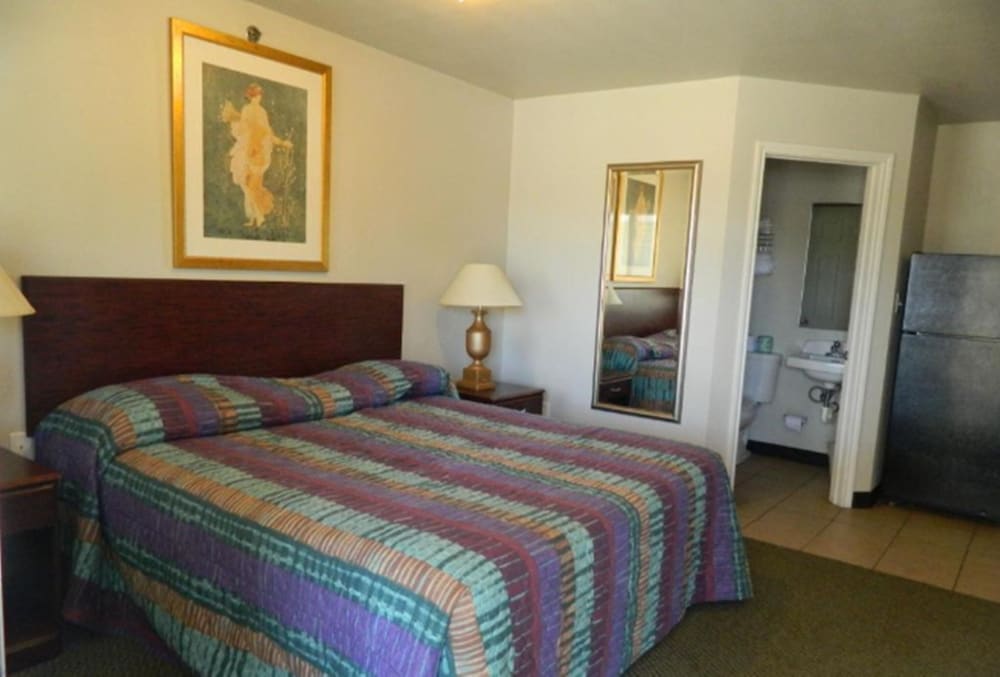 Standard Studio, 1 King Bed, Non Smoking, Kitchenette photo 2