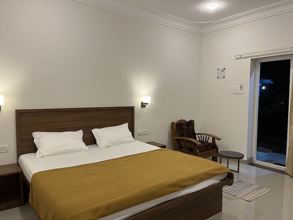 Deluxe Room, 1 King Bed, Patio photo 2
