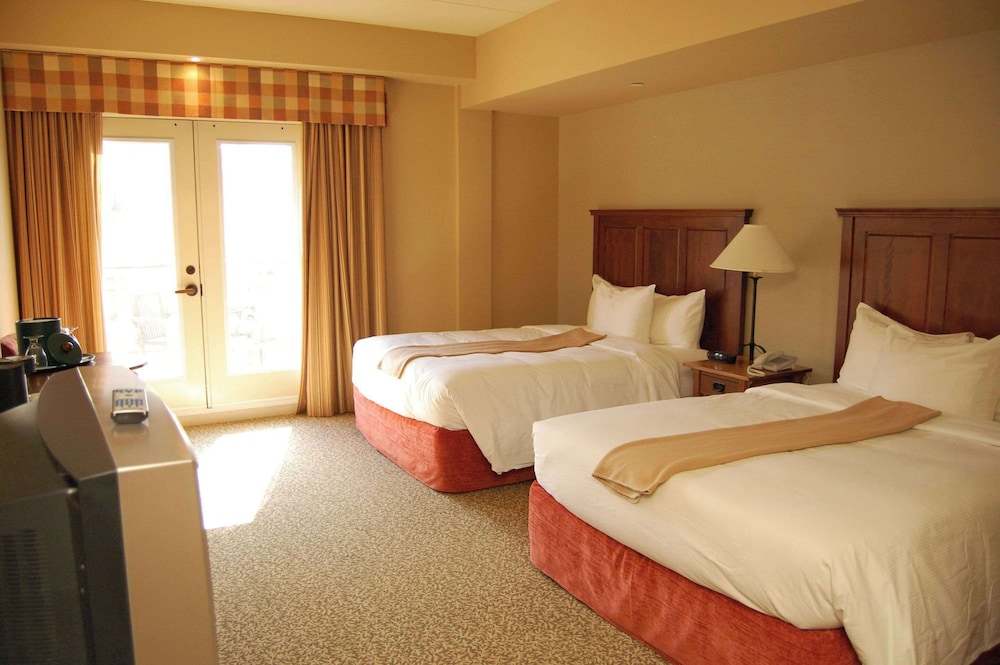 Standard Room, 2 Queen Beds, Non Smoking - Photo 1
