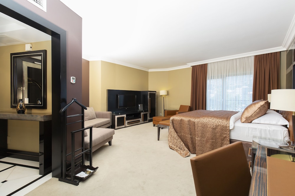Corner Deluxe Room - Photo 1