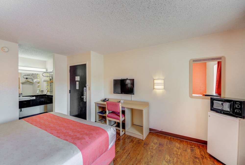 Standard Room, 1 Queen Bed, Smoking photo 2