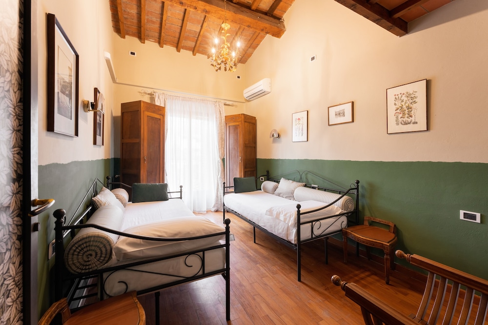 Family Apartment, 3 Bedrooms, City View (Via del Corso 12)