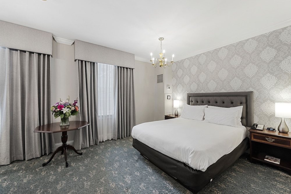 Room, 1 Queen Bed (Bertram) photo 1