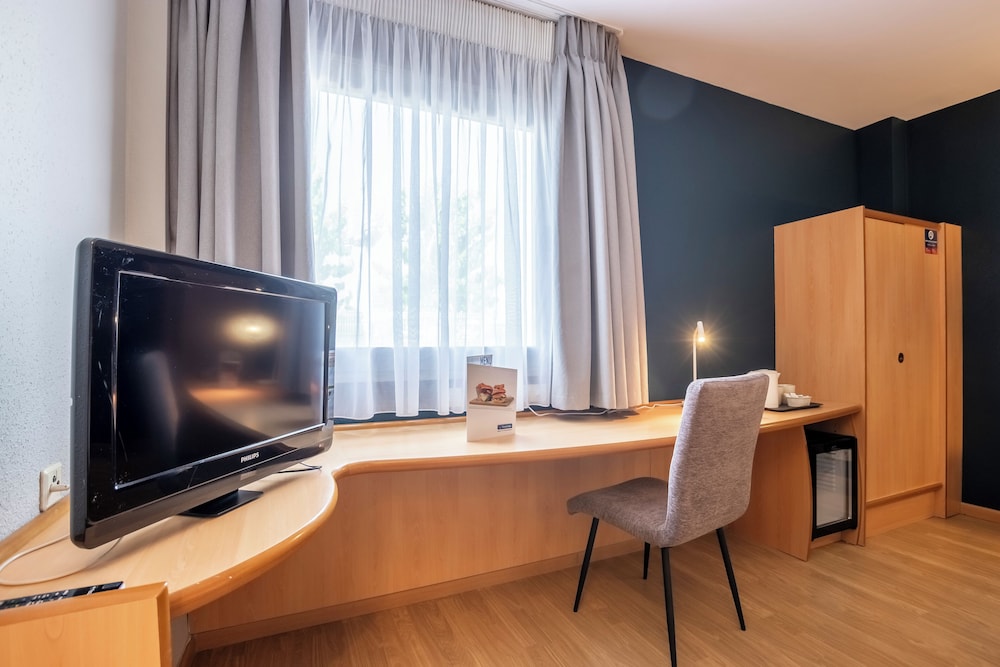 Room - Photo 20