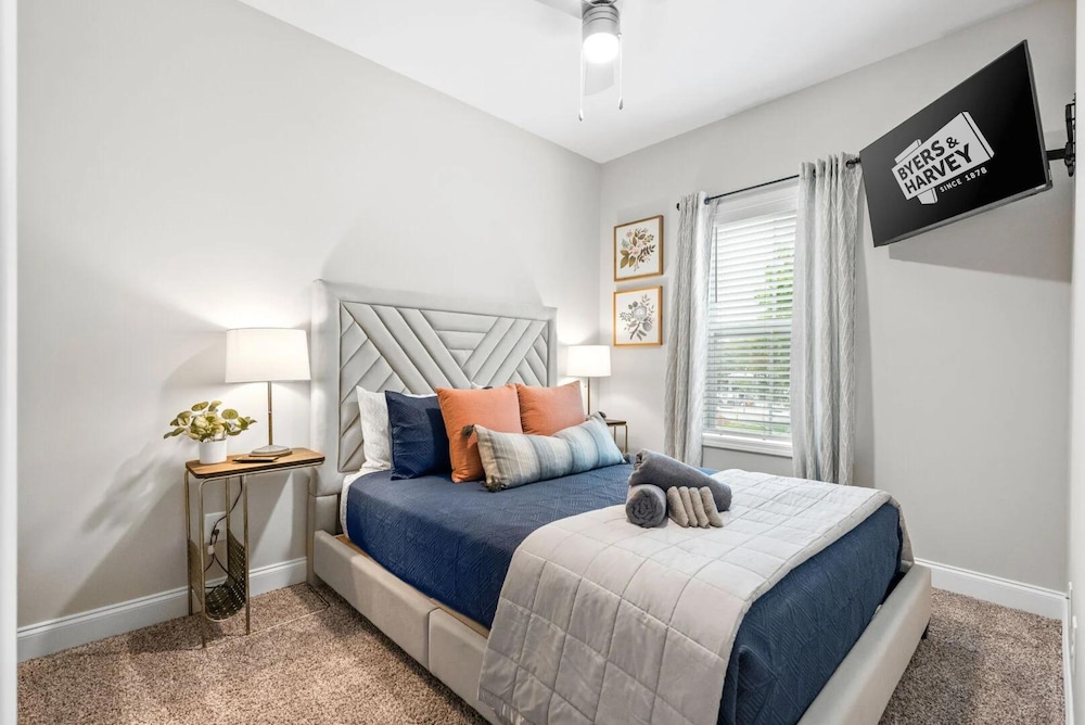 House, Multiple Beds, Patio, Garden View (1012 Franklin Street)