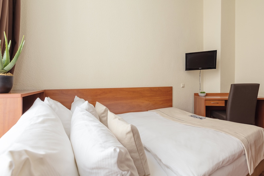 Basic Double Room, 1 Double Bed, Shared Bathroom photo 3