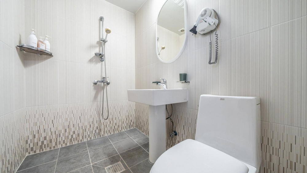 Basic Room, 1 Bedroom (ROOM 201) - Photo 7