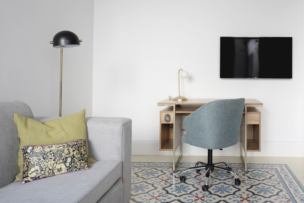 Large 2 Bedroom Apartment with Sofa Bed - Photo 3