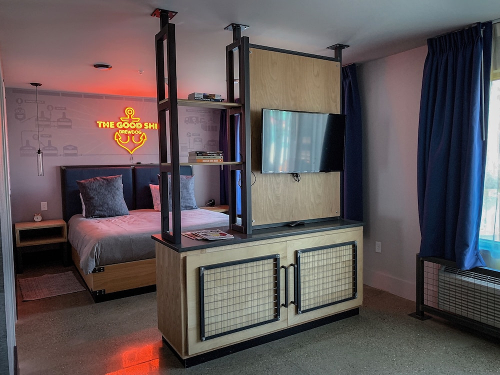 Punk Suite, Non-Dog Friendly