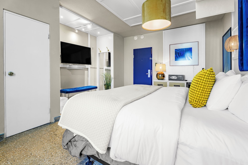 Standard Room, 1 King Bed, Balcony, Lagoon View photo 2