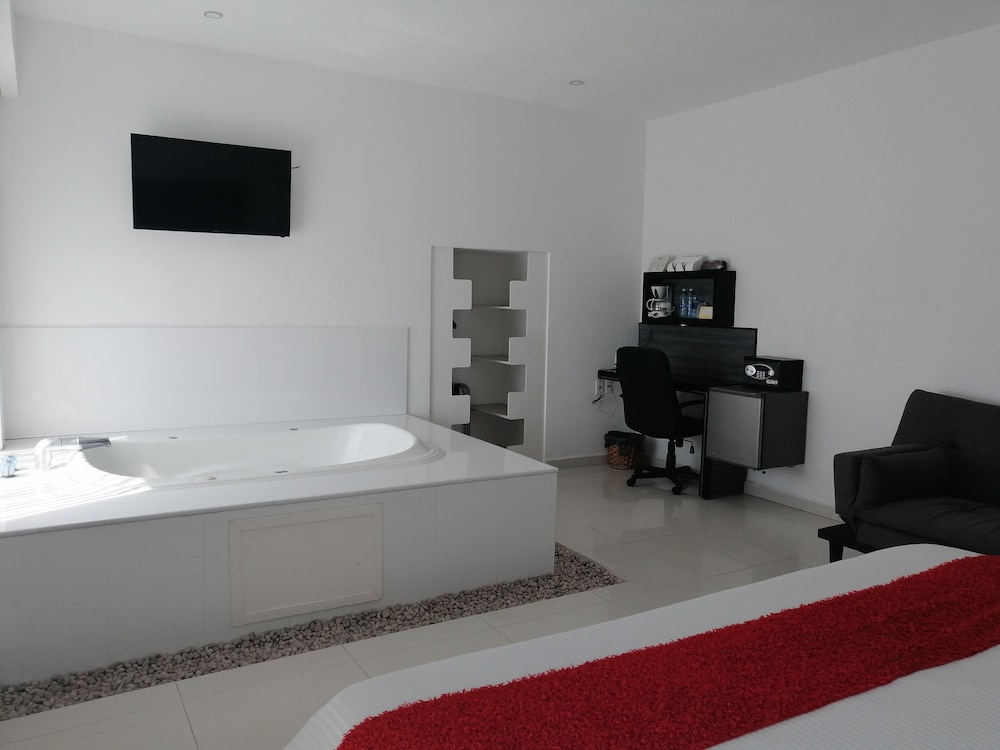Suite, 1 King Bed, Non Smoking - Photo 7