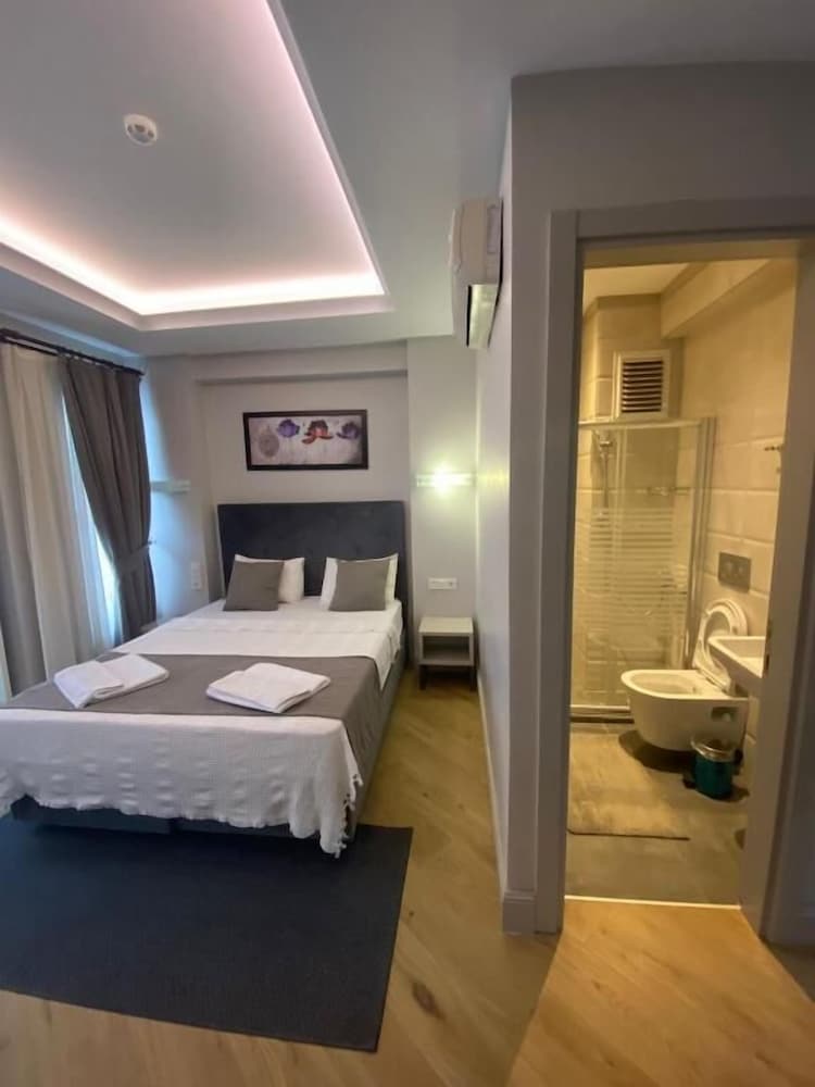 Deluxe Room, 1 Queen Bed, Non Smoking, Garden View photo 3