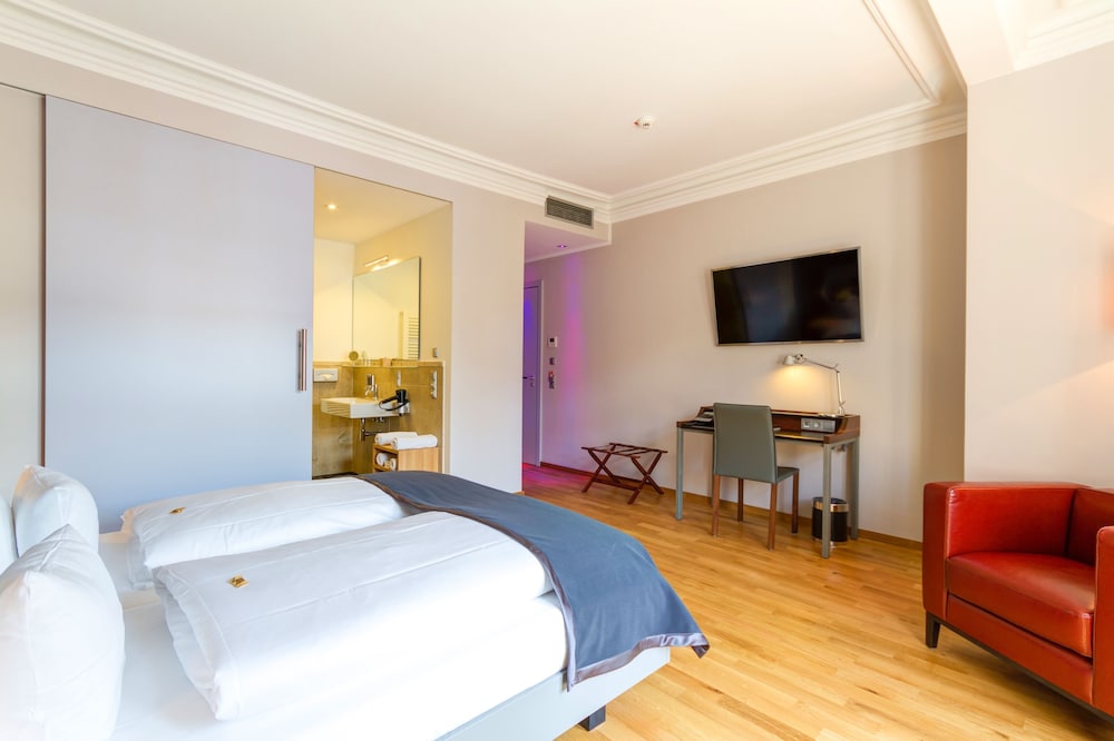 Double Room Single Use thumbnail 5