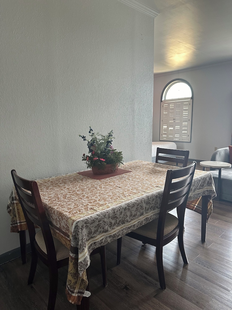 Deluxe Suite, 1 King Bed, Kitchenette, Executive Level photo 3