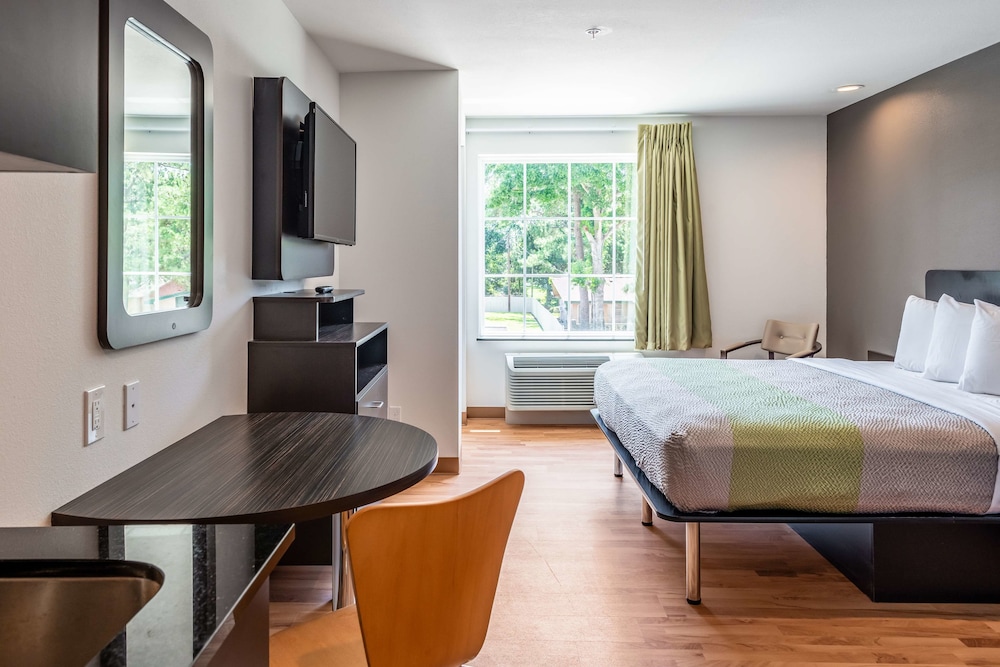 Deluxe Suite, 1 King Bed, Non Smoking, Kitchenette photo 2