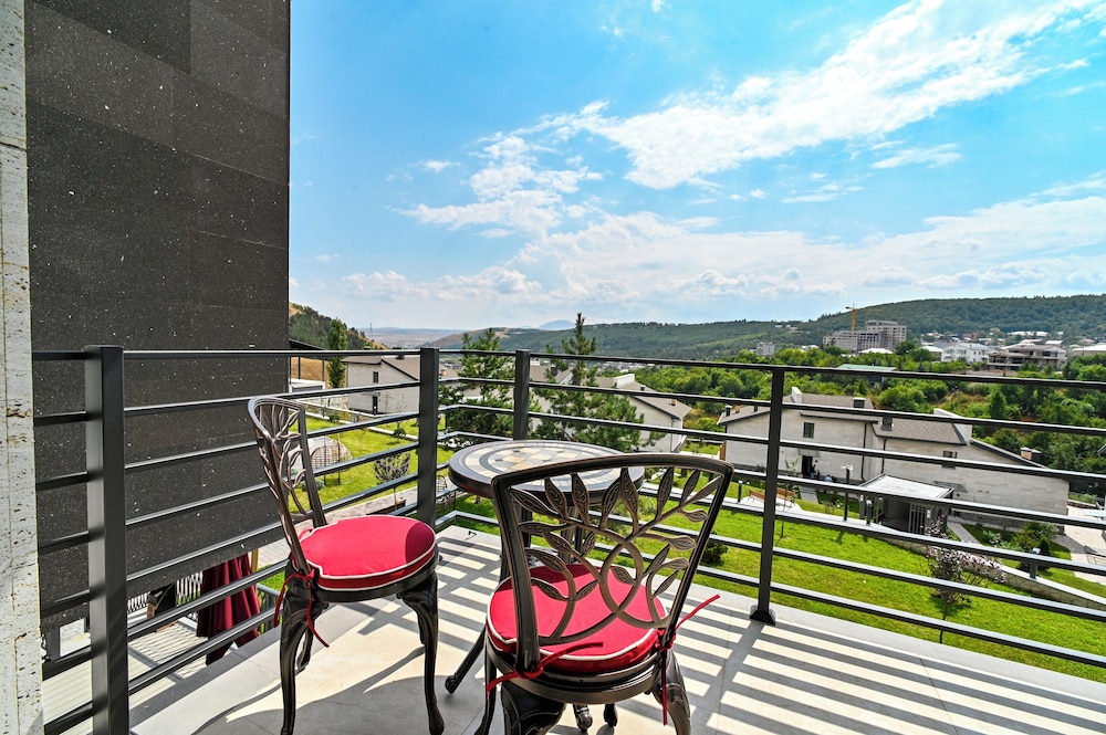 Standard Double or Twin Room, Balcony, Mountain View photo 2