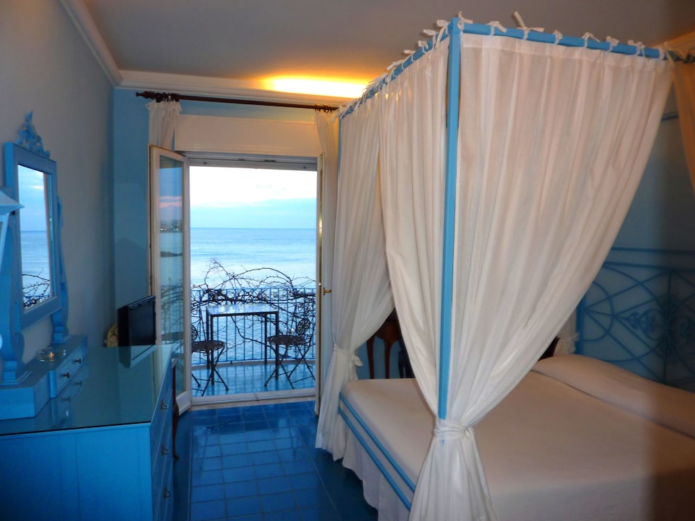 Deluxe Double Room, 1 King Bed, Balcony, Sea Facing - Photo 14