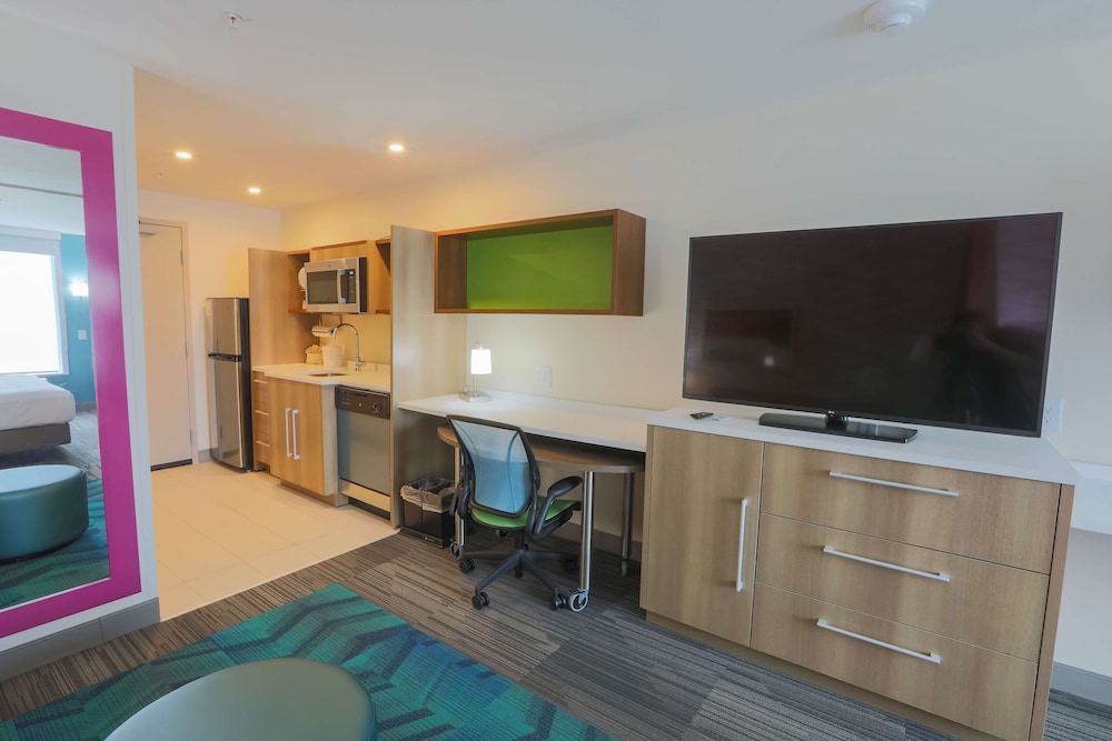 Suite, 1 King Bed, Accessible (Hearing) - Photo 2