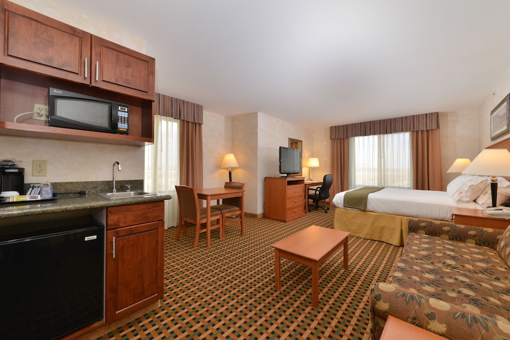 Suite, Accessible (Hearing, Roll-In Shower) - Photo 1