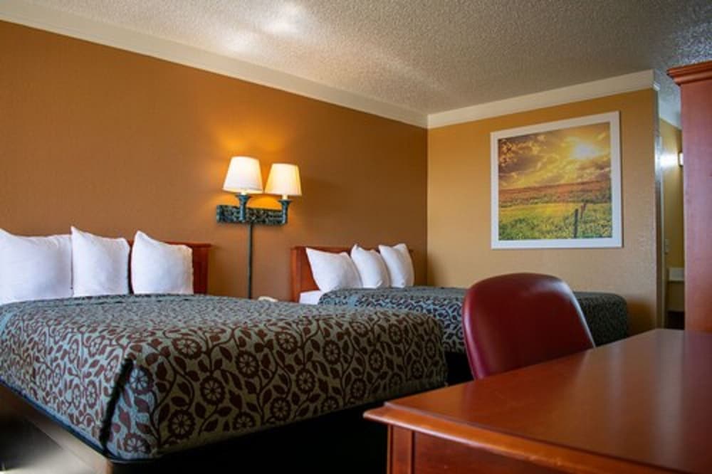 Room, 2 Double Beds, Non Smoking - Photo 6