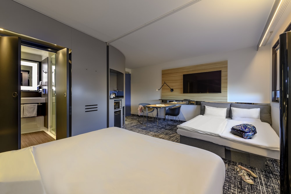 Family Suite, 1 King Bed with Sofa bed (Junior) photo 2
