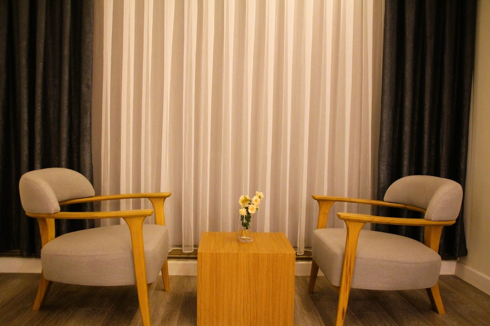 Executive Suite - Photo 7