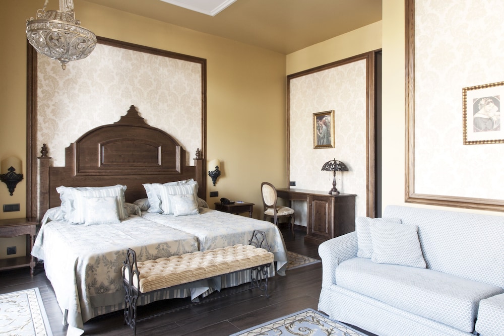 Triple Deluxe Room with Express Unlimited wristband to PortAventura Park & Ferrari Land (2 adults + photo 3