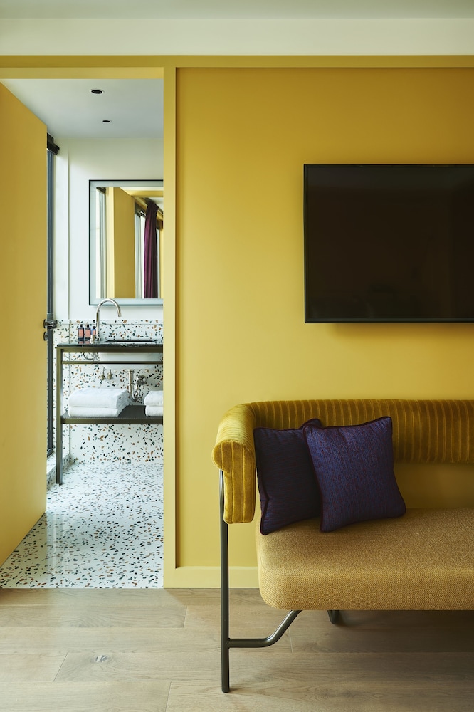 Superior Room, 1 King Bed photo 1