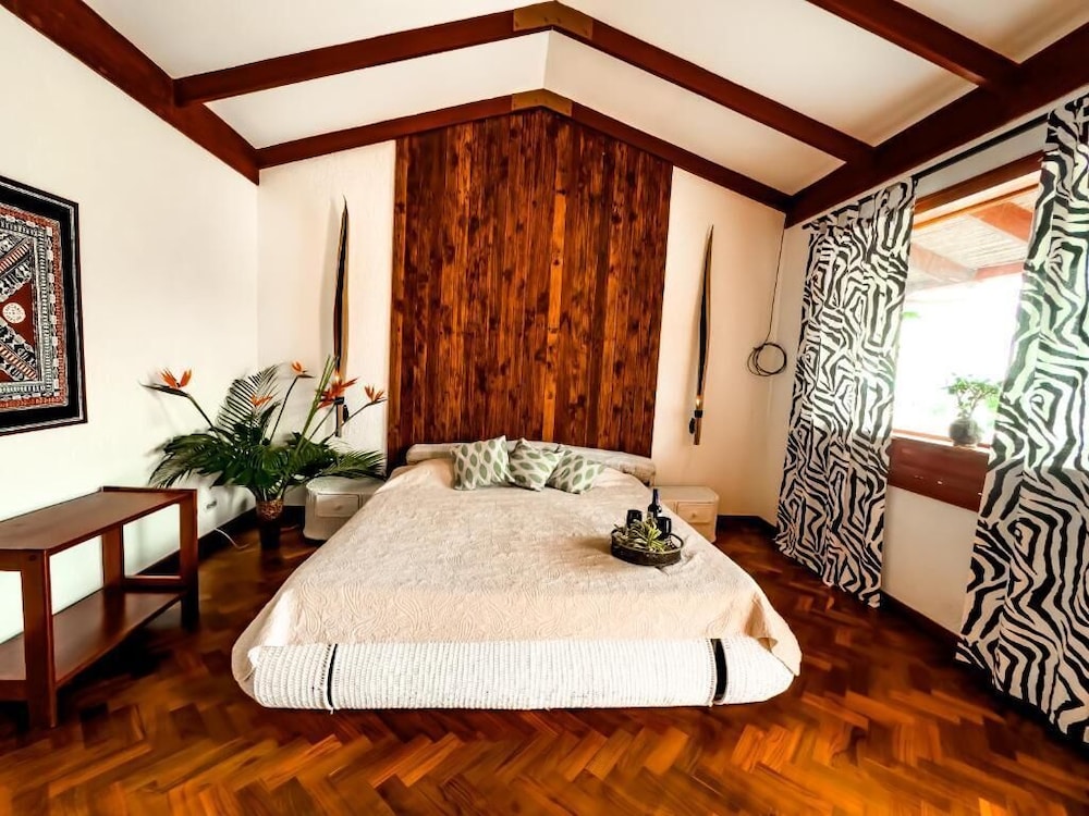 Superior Room, 1 King Bed, Pool View, Poolside photo 3