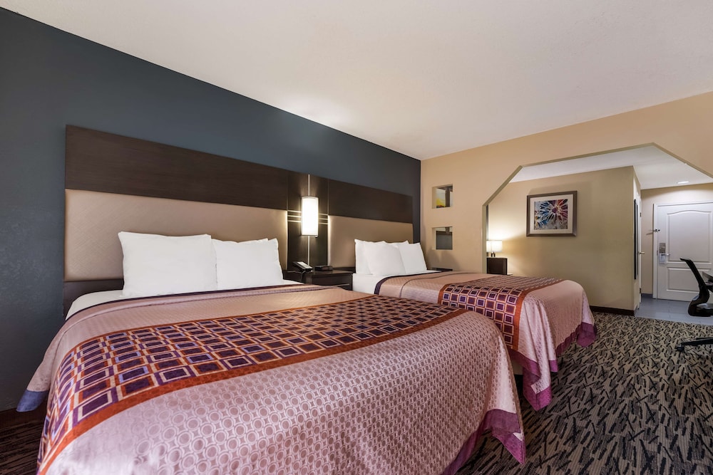 Suite, 2 Queen Beds, Non Smoking, Refrigerator & Microwave (with Sofabed) - Photo 2