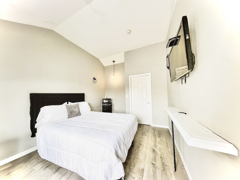 Studio, 1 Queen Bed Suite, Non Smoking photo 2