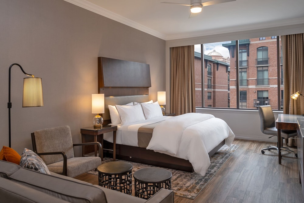 Premium Suite, 1 King Bed with Sofa bed - Photo 1