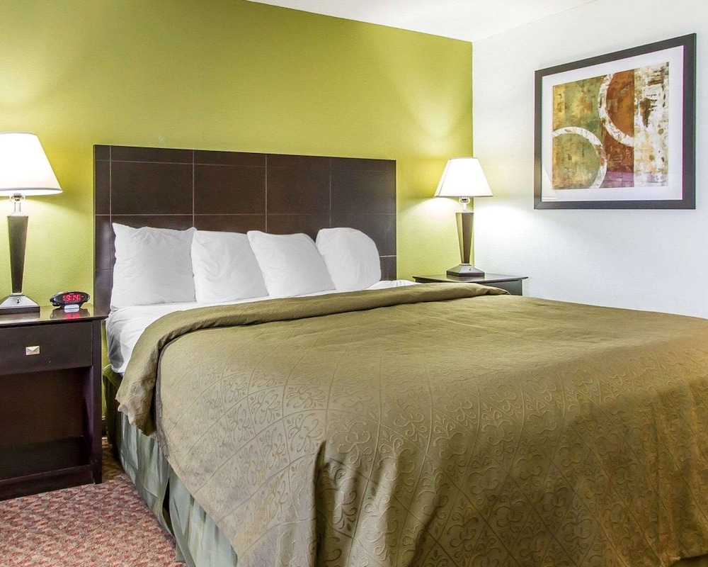 Standard Room, 1 King Bed, Non Smoking - Photo 5