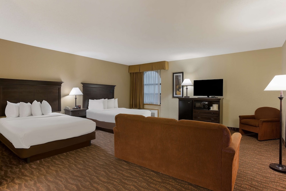 Suite, 2 Queen Beds, Non Smoking, Microwave (with Sofabed) - Photo 4